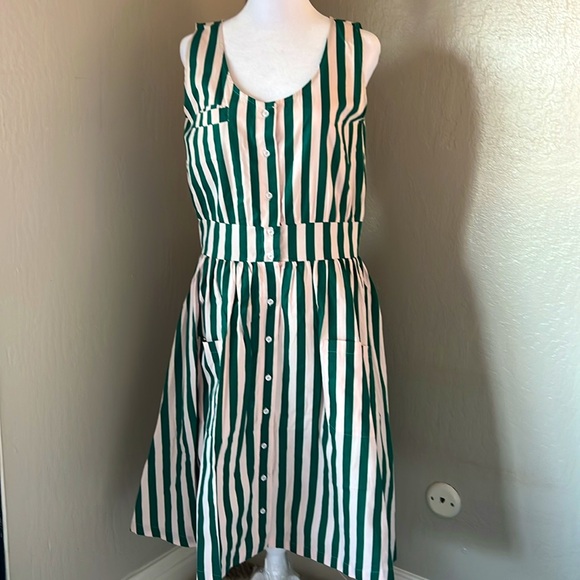 Adorable kelly green and light pink striped sundress with pockets! Like new! - Picture 6 of 7